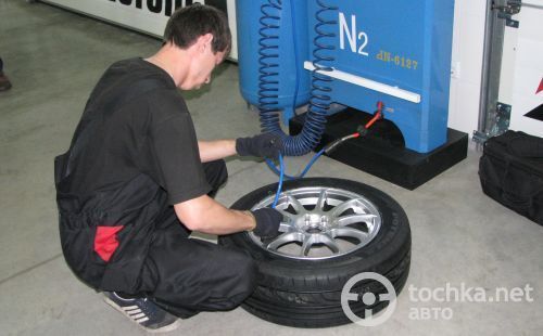 Для шины гораздо важнее поддерживать оптимальное давление, чем закачивать туда инертный газ